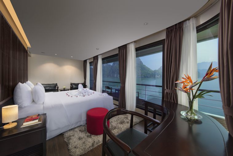 tau_vip_nhat_vinh_ha_long_funny_travel_vietnam